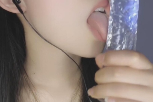 南京一高校学生大晚上排长队洗澡,声音博主的温馨陪伴